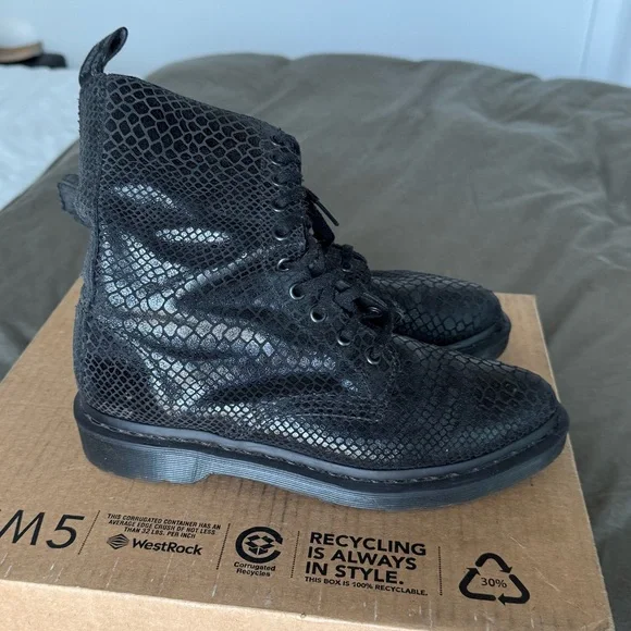 Dr. Martens Black ALIX Lace-Up Combat Ankle Boots w/ Croc Embossed Leather 8 - Picture 4 of 4